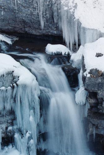 Fotografia de Fotografiaweb.com - Galeria Fotografica: Ordesa invernal - Foto: Cascada entre hielo