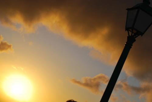 Fotografia de bar gure-toki - Galeria Fotografica: medio dia o medio noche - Foto: El sol empujando las nubes