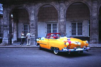 Fotografia de - Martin Katz Fotografia - - Galeria Fotografica: Viajes Varios - Foto: Auto Amarillo en La Habana Cuba