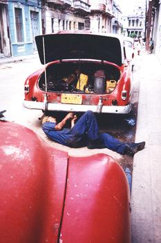 Fotografia de - Martin Katz Fotografia - - Galeria Fotografica: Viajes Varios - Foto: Mecanico en La Habana - Cuba
