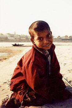 Fotografia de - Martin Katz Fotografia - - Galeria Fotografica: Viajes Varios - Foto: Nene de Espaldas al Ganges - India