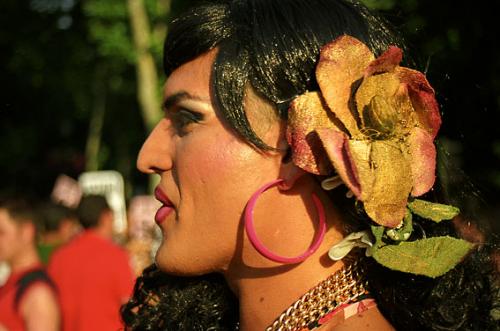 Fotografia de Carlos Porras - Galeria Fotografica: Manifestacin del Orgullo Gay - Foto: Travesti con peluca y flor de perfil