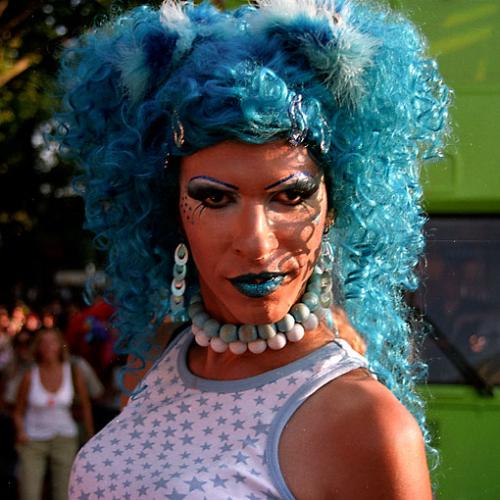 Fotografia de Carlos Porras - Galeria Fotografica: Manifestacin del Orgullo Gay - Foto: Travestida con peluca azul y labios pintados
