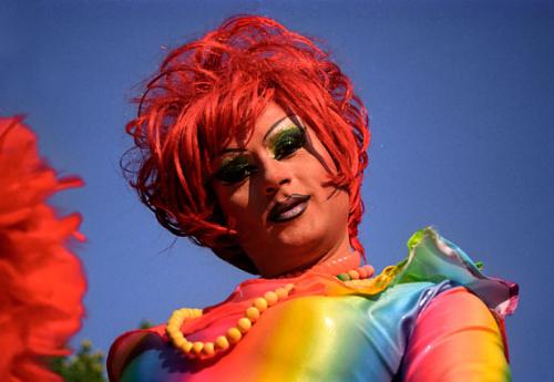 Fotografia de Carlos Porras - Galeria Fotografica: Manifestacin del Orgullo Gay - Foto: Travestida con abanico, traje de colores y peluca