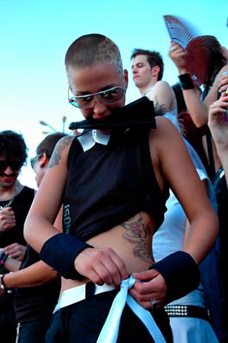 Fotografia de Carlos Porras - Galeria Fotografica: Manifestacin del Orgullo Gay - Foto: Chica atndose el cinturn