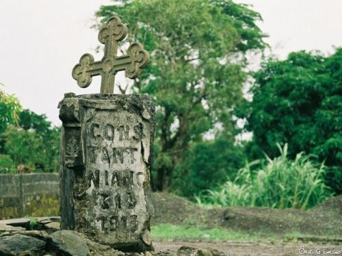 Fotografia de ngel G Expsito - Galeria Fotografica: Contrit. Luces y colores de Guinea Ecuatorial - Foto: Tumba en Basil