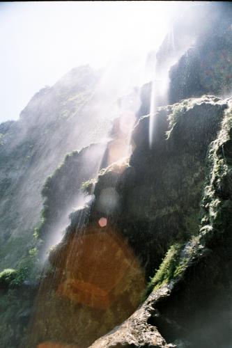 Fotografia de Raul Bolaos - Galeria Fotografica: Chiapas, lugar sagrado. - Foto: Debajo de la cascada