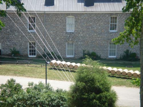 Fotografia de Sin Nombre - Galeria Fotografica: The Woodford Reserve Distillery Tour (29/07/05) - Foto: Nice views of little... wood barrels?