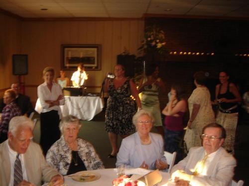 Fotografia de Sin Nombre - Galeria Fotografica: Wedding Reception at the Ranch (30/07/05) - Foto: Having food