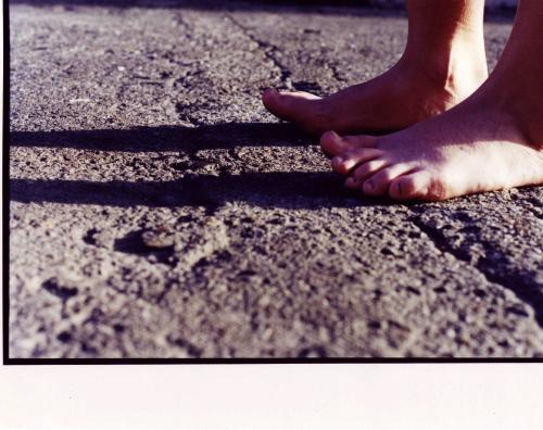 Fotografia de lorena franco - Galeria Fotografica: cuerpo - Foto: pies en pavimento