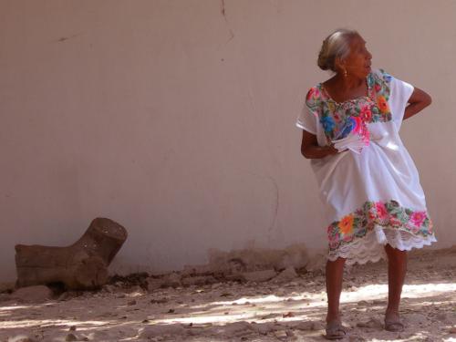 Fotografia de Tebar - Galeria Fotografica: Retratos de la sociedad - Foto: Una mujer de avanzada edad vendiendo pauelos