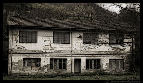 Fotografia de Marcos prado santos - Galeria Fotografica: Fotos de una serie sobre zonas, y arquitectura abandonadas en asturias-El entrego - Foto: 