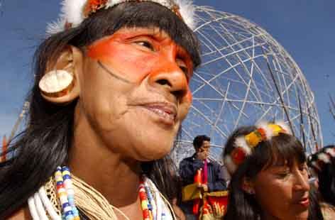 Fotos mas valoradas » Foto de Fredy Constante - Galería: HUAORANIS EN LA CIUDAD - Fotografía: HUAORANI EN LA CIU