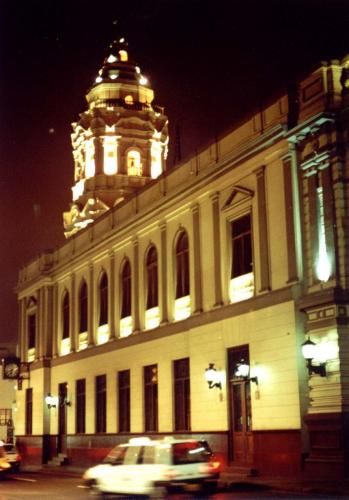 Fotos mas valoradas » Foto de Hugo Velarde - Galería: Luz - Fotografía: Correo y Torre