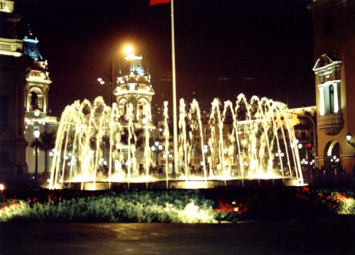 Fotos mas valoradas » Foto de Hugo Velarde - Galería: Luz - Fotografía: Pileta Plaza Per