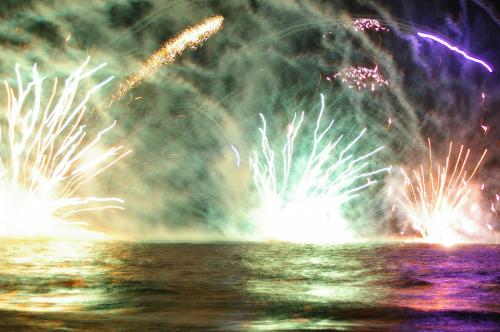 Fotos mas valoradas » Foto de sandman - Galería: fuegos artificiales - Fotografía: fuegos en la playa